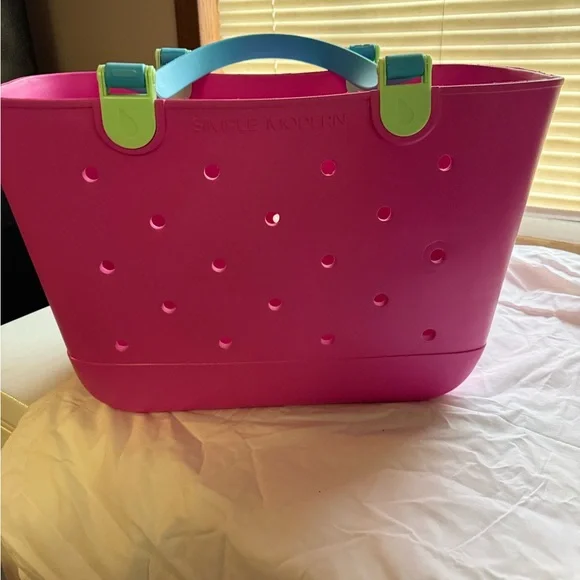 Simple Modern Large Pink Tote Bag with Teal Handles
Pouch included - Picture 3 of 7